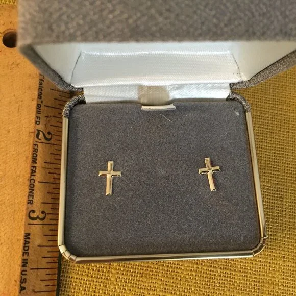 Small gold cross earrings - Picture 2 of 6